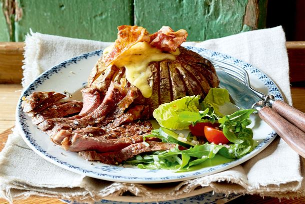 Bacon-Käse-Kartoffeln zu Rumpsteak und Salat Rezept Bacon-Käse-Kartoffeln zu Rumpsteak und Salat Rezept
