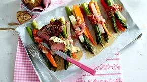 Bacon-Wrapped-Bundles zu Rumpsteak (Speck-Gemüse-Päckchen) Rezept - Foto: LECKER @ Bauer Media Group