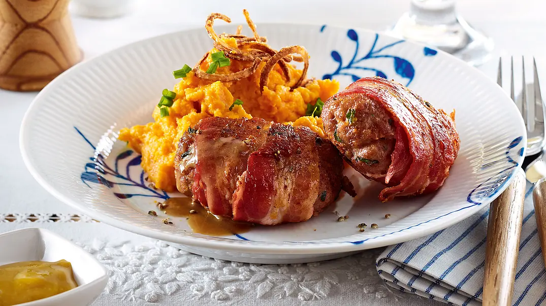 Baconfrikadellen mit Süßkartoffelpüree und Röstzwiebeln Rezept - Foto: LECKER @ Bauer Media Group