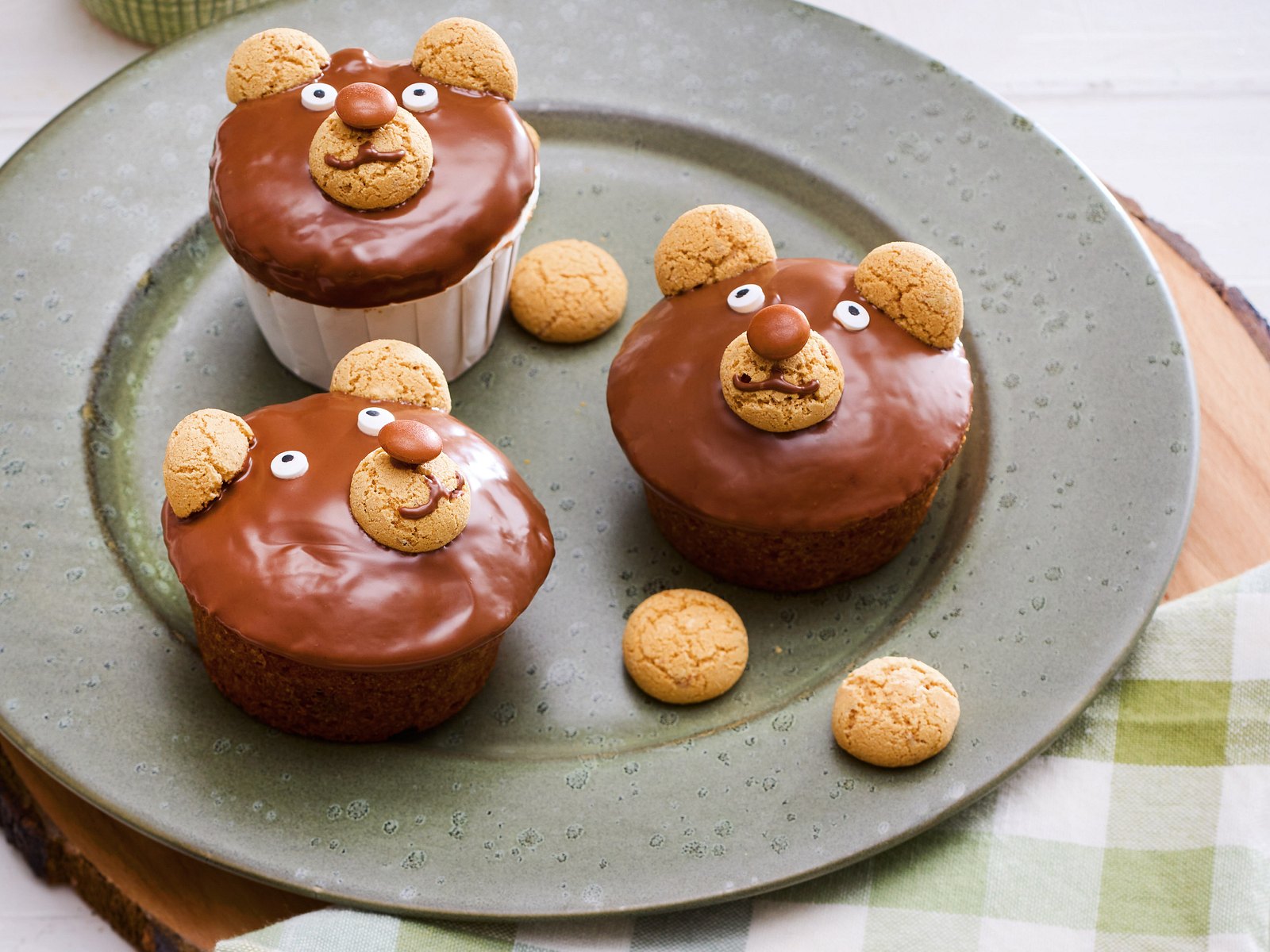 Nuss-Nougat-Muffin "Bernie Bär" Rezept | LECKER Nuss-Nougat-Muffin "Bernie Bär" Rezept | LECKER