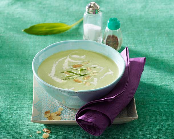 Bärlauch-Cremesuppe mit Räucherlachs und Mandelblättchen Rezept Bärlauch-Cremesuppe mit Räucherlachs und Mandelblättchen Rezept