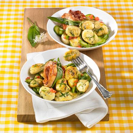 Bärlauch-Gnocchi mit Zucchini und Spargel Rezept Bärlauch-Gnocchi mit Zucchini und Spargel Rezept