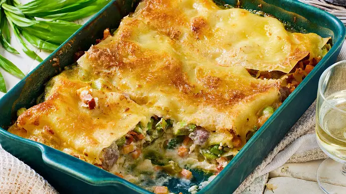 Cremige Bärlauch-Lasagne mit grünem Spargel und goldener Käsekruste – das perfekte Frühlingsrezept aus dem Ofen. Aromatisch, saisonal und herrlich überbacken. - Foto: LECKER @ Bauer Media Group