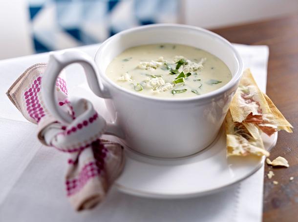 Bärlauch-Robiola-Süppchen mit knusprigen Filostreifen Rezept Bärlauch-Robiola-Süppchen mit knusprigen Filostreifen Rezept