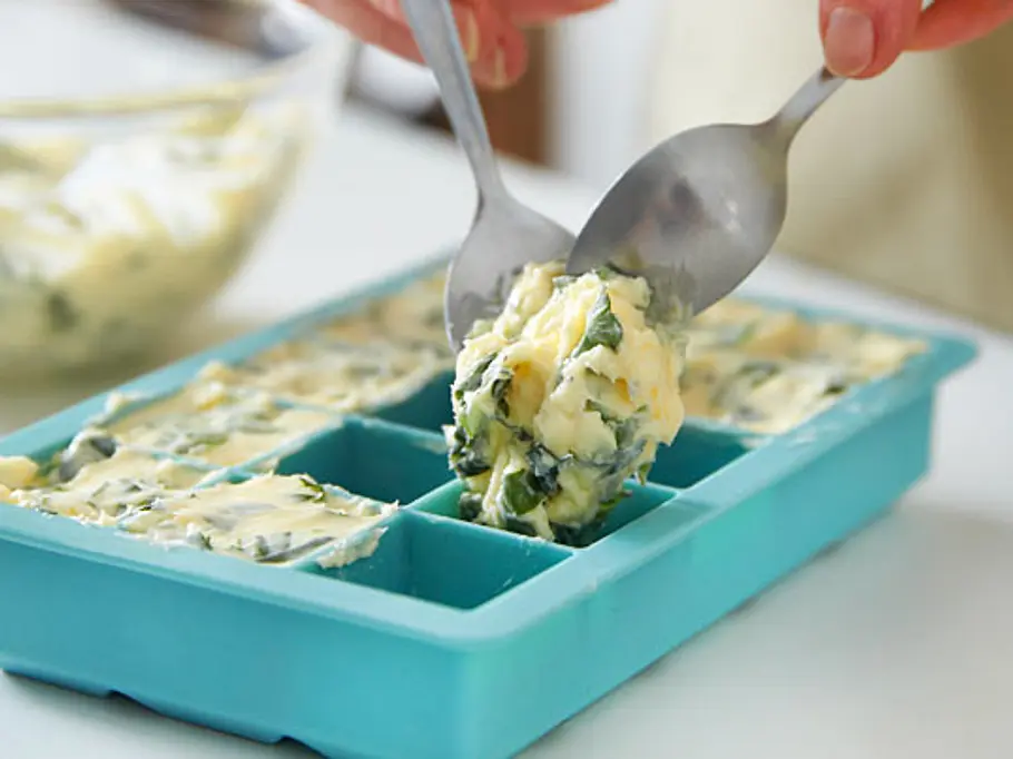 Bärlauch-Butter in Eiswürfelbehältern einfrieren Bärlauch-Butter in Eiswürfelbehältern einfrieren