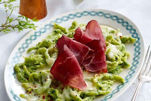 Bärlauchspätzle mit Almfleisch Rezept Bärlauchspätzle mit Almfleisch Rezept
