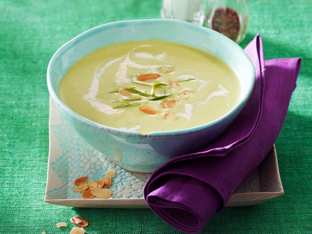 Cremige Bärlauchsuppe mit Mandelblättchen-Topping