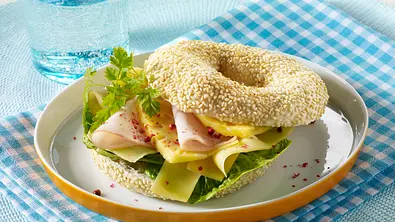 Bagel Hawaii Rezept - Foto: LECKER @ Bauer Media Group