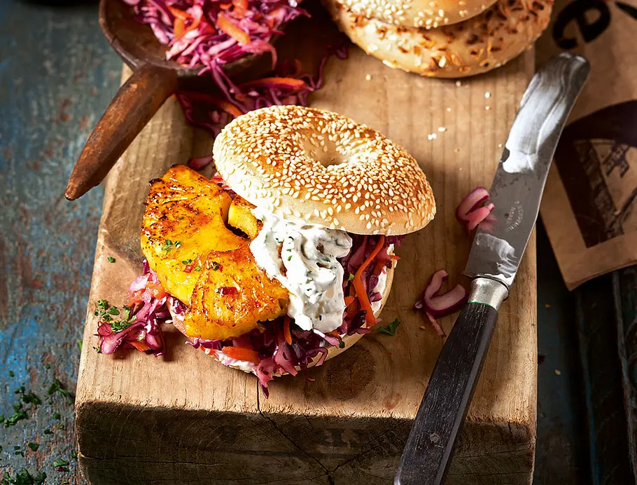 Bagelburger mit heißer Chili-Ananas Rezept Bagelburger mit heißer Chili-Ananas Rezept