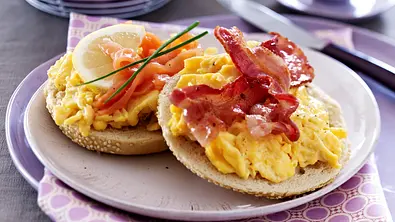 Bagels mit Rührei, Lachs und Bacon Rezept - Foto: LECKER @ Bauer Media Group