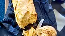 Angebrochenes Baguette auf dunkelblauer Serviette mit Brotmesser. - Foto: LECKER @ Bauer Media Group