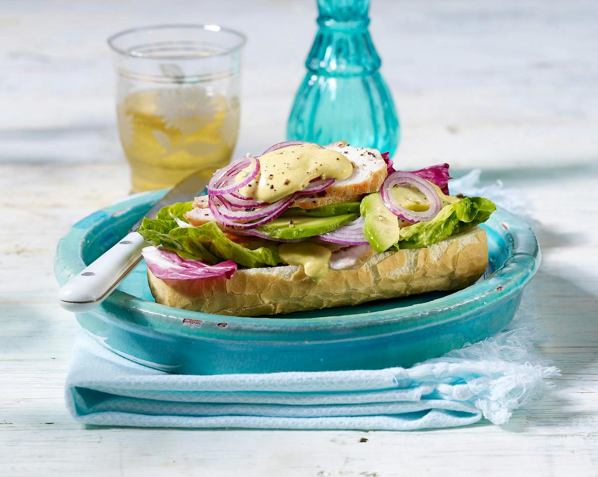 Baguette-Brötchen mit Hähnchenfilet und Avocado Rezept