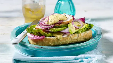 Baguette-Brötchen mit Hähnchenfilet und Avocado Rezept - Foto: LECKER @ Bauer Media Group