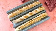 Drei dünne Baguettes auf einem gewölbten Baguetteblech - Foto: LECKER.de/Nicole Molitor