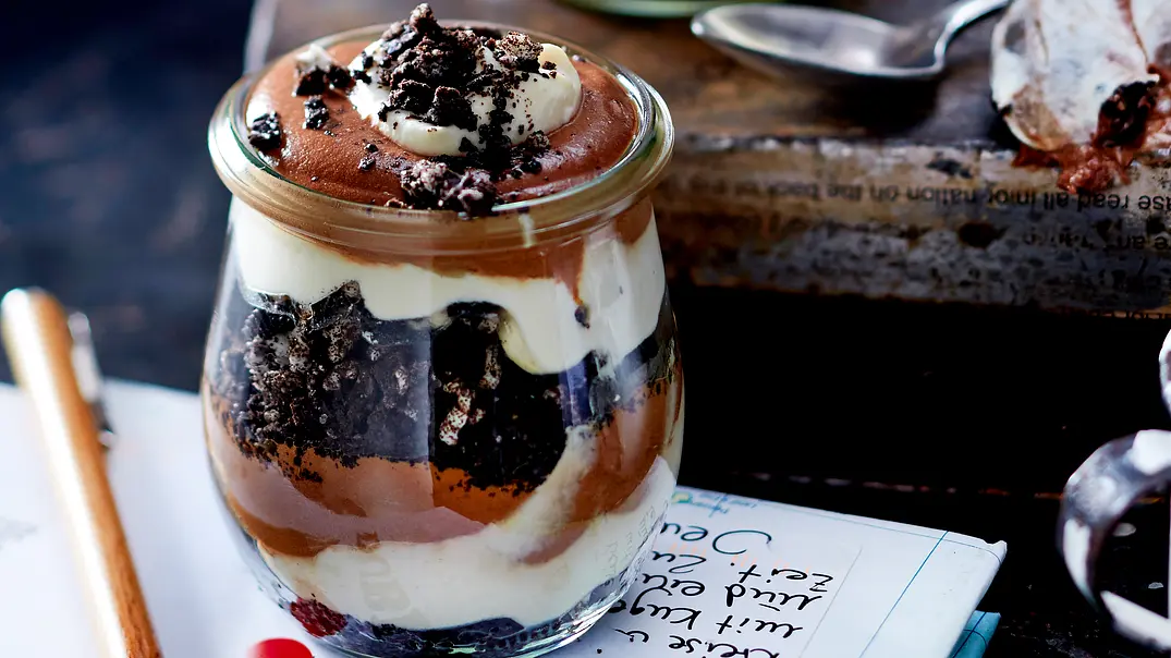 Baileys-Oreo-Trifle im Glas Rezept - Foto: LECKER @ Bauer Media Group Baileys-Oreo-Trifle im Glas Rezept - Foto: LECKER @ Bauer Media Group