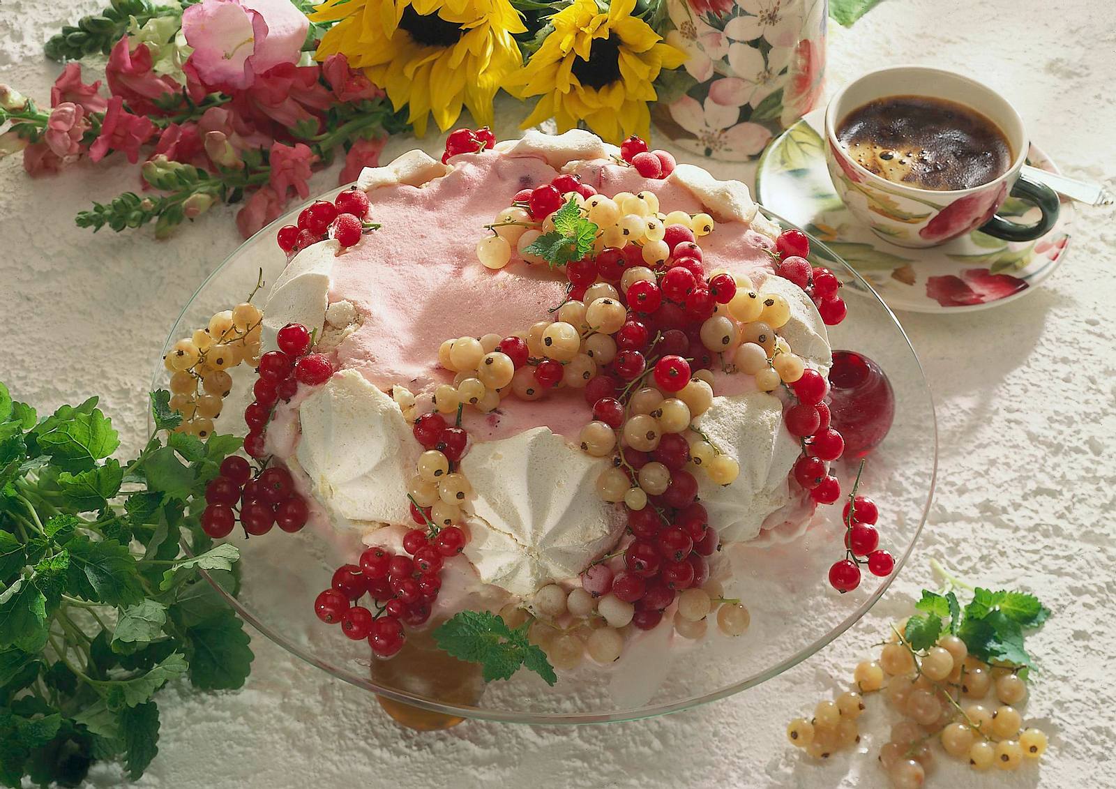 Baiser-Eistorte mit Johannisbeeren Rezept | LECKER Baiser-Eistorte mit Johannisbeeren Rezept | LECKER