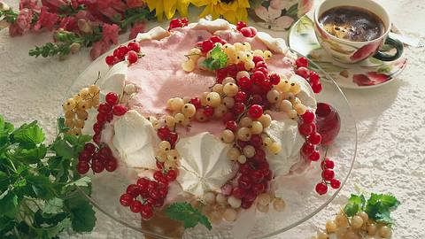 Baiser-Eistorte mit Johannisbeeren Rezept - Foto: Neckermann