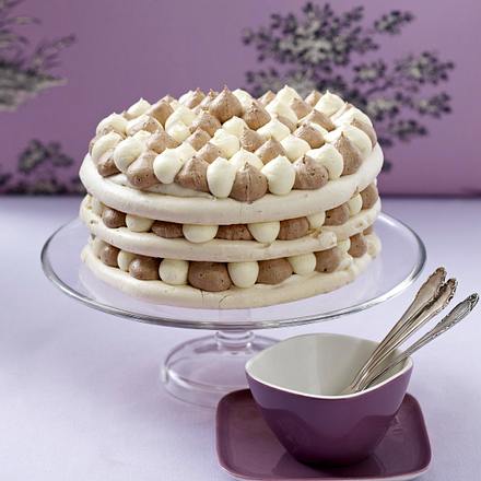 Baiser-Mandeltorte mit zweierlei Puddingcreme Rezept Baiser-Mandeltorte mit zweierlei Puddingcreme Rezept