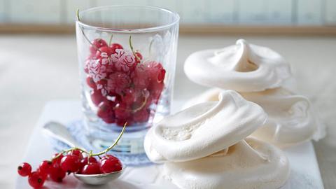 Baiser mit Johannisbeeren Rezept - Foto: House of Food / Bauer Food Experts KG
