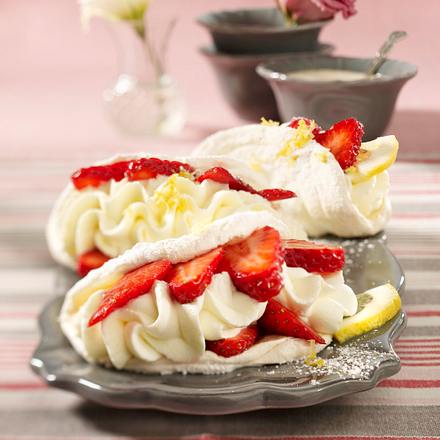 Baiser-Omeletts mit Zitronensahne und Erdbeeren Rezept Baiser-Omeletts mit Zitronensahne und Erdbeeren Rezept