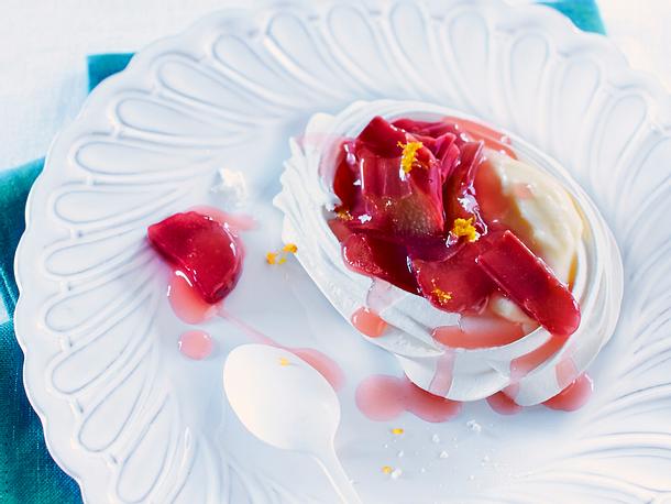Baiser-Ostereier mit Rhabarberkompott und Eierlikörpudding Rezept Baiser-Ostereier mit Rhabarberkompott und Eierlikörpudding Rezept