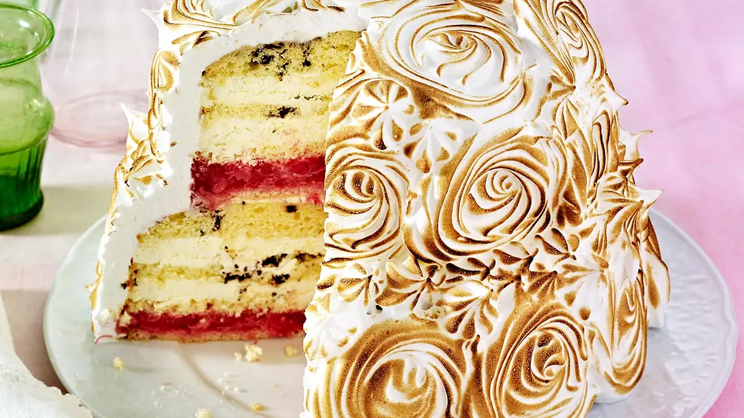 Baiser-Schichttorte mit Rhabarber Rezept - Foto: LECKER @ Bauer Media Group Baiser-Schichttorte mit Rhabarber Rezept - Foto: LECKER @ Bauer Media Group