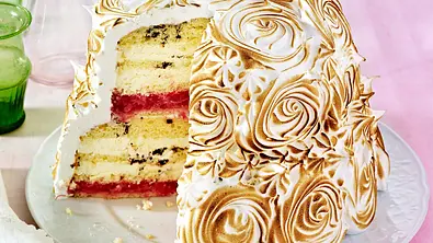 Baiser-Schichttorte mit Rhabarber Rezept - Foto: LECKER @ Bauer Media Group