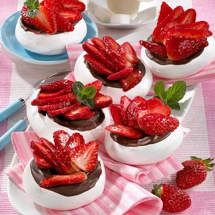 Baiser-Torteletts mit Erdbeeren Rezept Baiser-Torteletts mit Erdbeeren Rezept