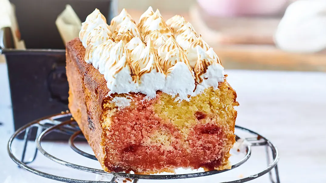 Marmorierter Grenadine-Kastenkuchen mit Baiserhaube - Foto: LECKER @ Bauer Media Group Marmorierter Grenadine-Kastenkuchen mit Baiserhaube - Foto: LECKER @ Bauer Media Group