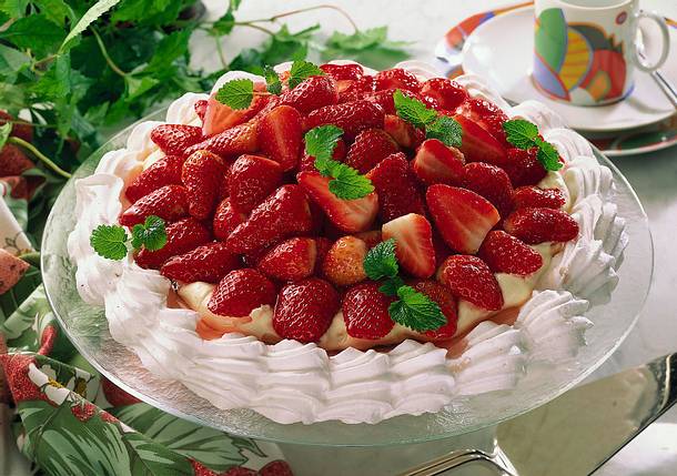 Baiserboden mit Zitronencreme und Erdbeeren Rezept Baiserboden mit Zitronencreme und Erdbeeren Rezept