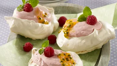 Baiserschalen mit Himbeercreme und Passionsfruchtsoße Rezept - Foto: LECKER @ Bauer Media Group