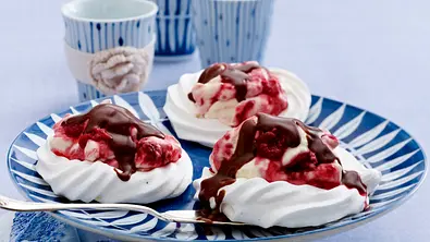 Baiserschalen mit Himbeersahne und Schokosoße Rezept - Foto: LECKER @ Bauer Media Group