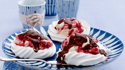 Baiserschalen mit Himbeersahne und Schokosoße Rezept - Foto: House of Food / Bauer Food Experts KG