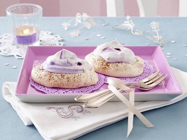 Baiserschalen mit marmorierter Blaubeersahne Rezept