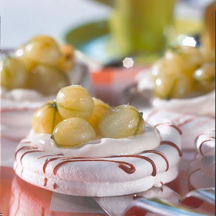 Baiserschalen mit Stachelbeersahne Rezept Baiserschalen mit Stachelbeersahne Rezept