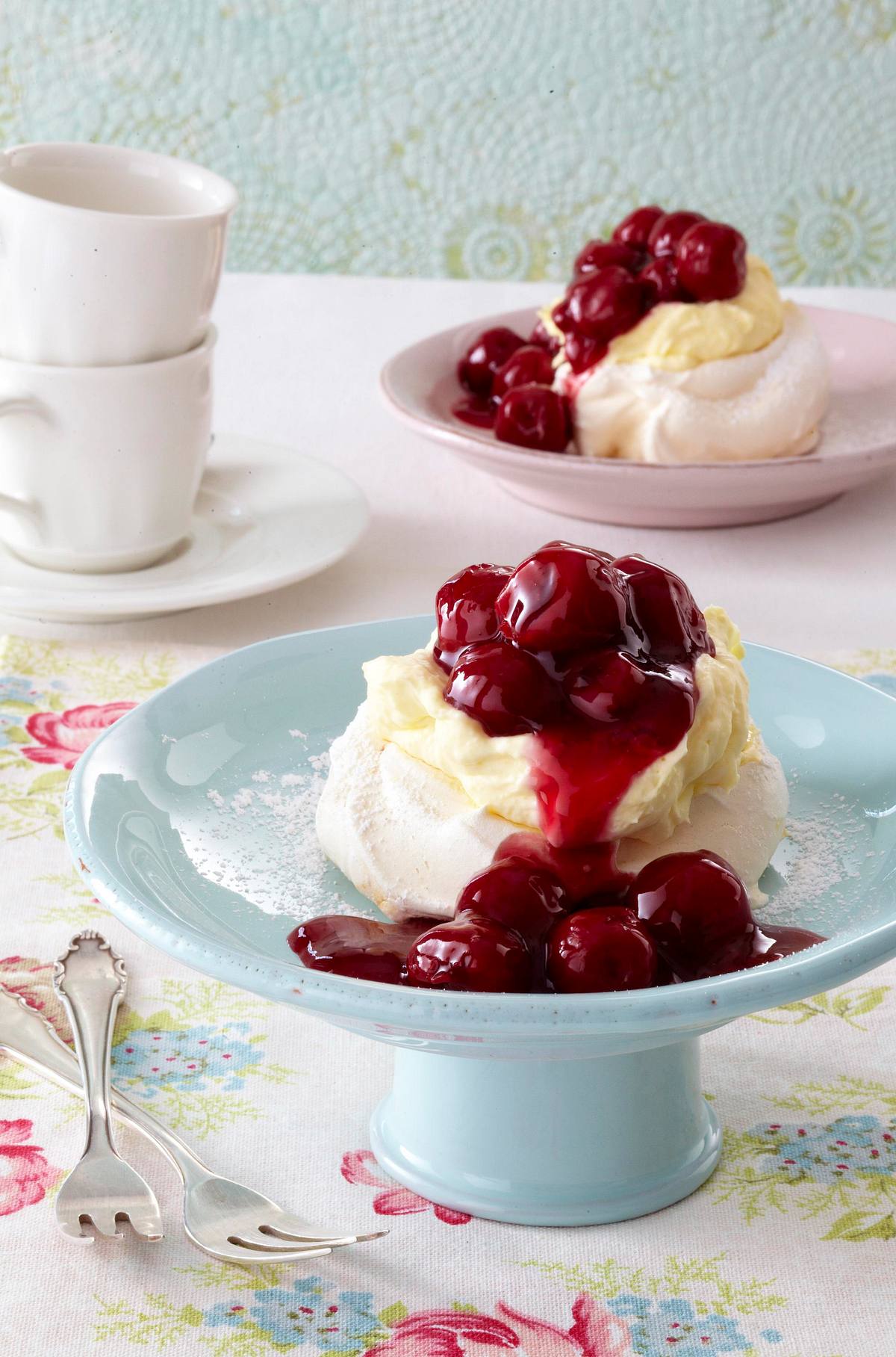 Baiserschalen mit Vanillecreme und Kirschsoße Rezept