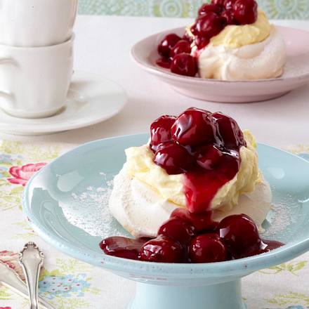 Baiserschalen mit Vanillecreme und Kirschsoße Rezept Baiserschalen mit Vanillecreme und Kirschsoße Rezept