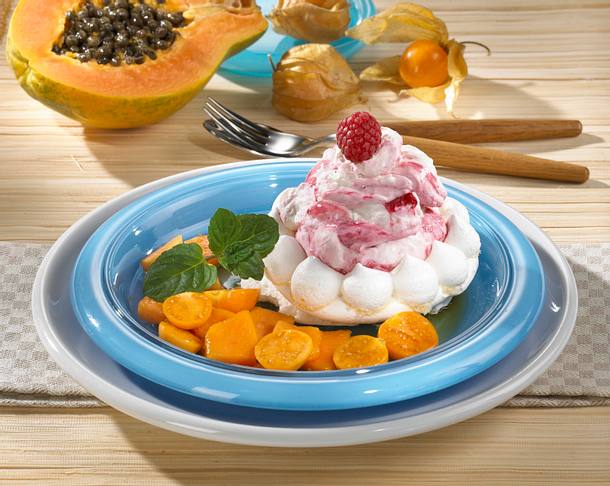 Baisertörtchen mit Fruchtsahne und Früchten in Karamell-Soße Rezept