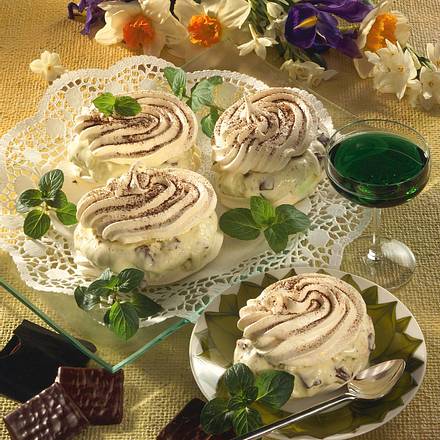 Baisertörtchen mit Minzeis Rezept Baisertörtchen mit Minzeis Rezept