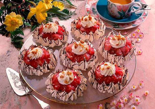 Baisertörtchen mit Rhabarberkompott Rezept Baisertörtchen mit Rhabarberkompott Rezept