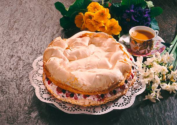 Baisertorte mit Beerensahne Rezept Baisertorte mit Beerensahne Rezept