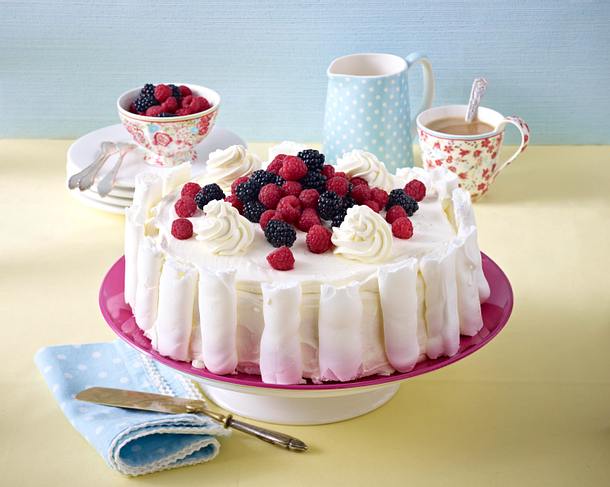 Baisertorte mit bunten Beeren (Backschule) Rezept
