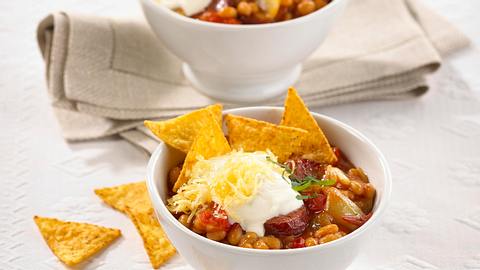 Baked Beans mit Tortilla-Chips und Cabanossi Rezept - Foto: Maass
