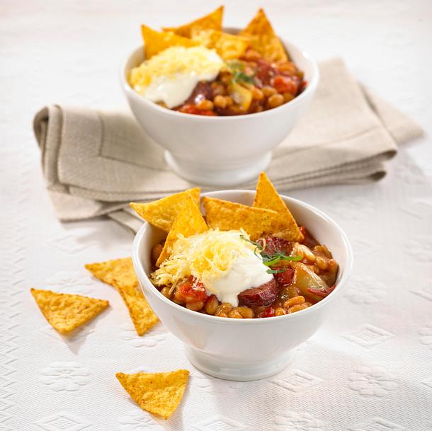 Baked Beans mit Tortilla-Chips und Cabanossi Rezept Baked Beans mit Tortilla-Chips und Cabanossi Rezept
