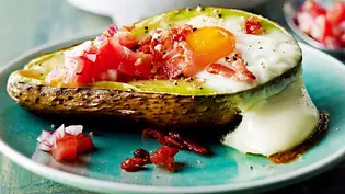 Baked-Eggs-Avocado mit Tomatensalsa Rezept - Foto: LECKER @ Bauer Media Group Baked-Eggs-Avocado mit Tomatensalsa Rezept - Foto: LECKER @ Bauer Media Group