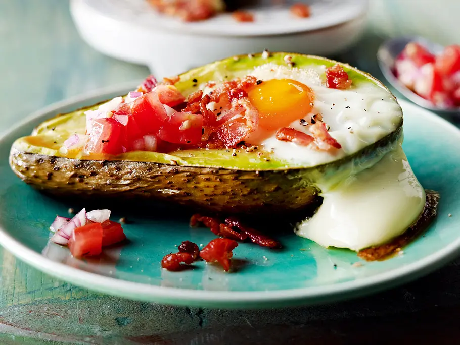 Baked-Eggs-Avocado mit Tomatensalsa Rezept Baked-Eggs-Avocado mit Tomatensalsa Rezept