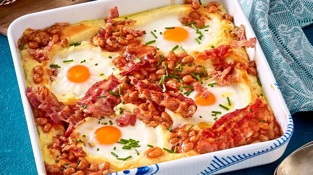 Baked English Breakfast mit Bohnen, Eiern und Bacon Rezept - Foto: LECKER @ Bauer Media Group Baked English Breakfast mit Bohnen, Eiern und Bacon Rezept - Foto: LECKER @ Bauer Media Group