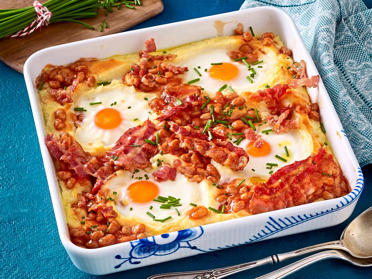 Baked English Breakfast mit Bohnen, Eiern und Bacon Rezept