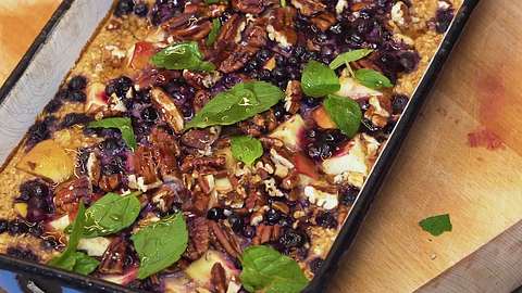 Andys Baked Oatmeal mit Blaubeeren und Pekanüssen - Foto: House of Food / Bauer Food Experts KG