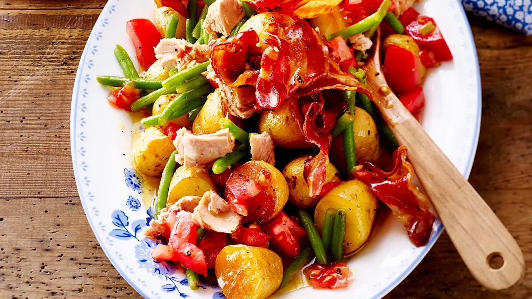 Baked-Potatoe-Salat mit Thunfisch Rezept - Foto: LECKER @ Bauer Media Group Baked-Potatoe-Salat mit Thunfisch Rezept - Foto: LECKER @ Bauer Media Group
